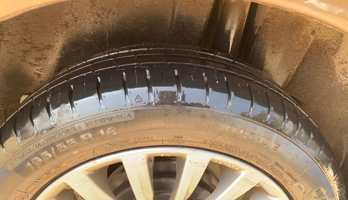 2015 Maruti Ciaz ZDI+ SHVS, Diesel, Manual, 64,541 km, Left Rear Tyre Tread