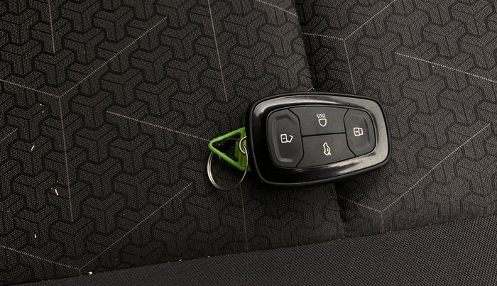 2025 Tata PUNCH Accomplished Plus (S) AMT, Petrol, Automatic, 8,487 km, Key Close Up