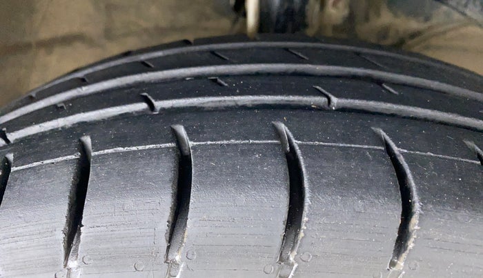 2018 Maruti Swift VXI D, Petrol, Manual, 94,328 km, Right Front Tyre Tread