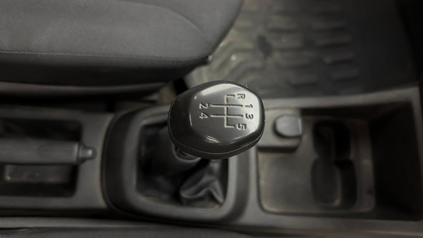 2017 Renault Kwid RXL, Petrol, Manual, 95,469 km, Gear Lever