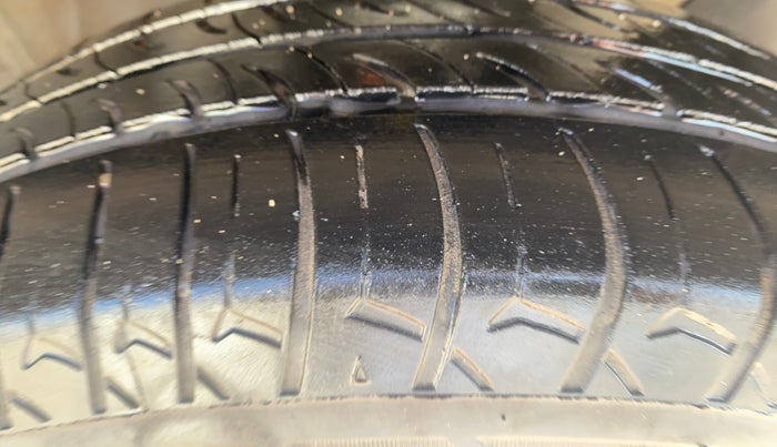 2019 Hyundai Elite i20 MAGNA PLUS 1.2, Petrol, Manual, 83,244 km, Right Front Tyre Tread