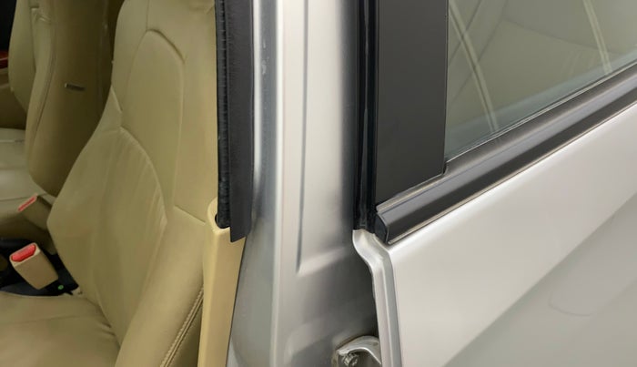 2015 Honda Amaze 1.2L I-VTEC VX, Petrol, Manual, 41,833 km, Front passenger door - Beading has minor damage