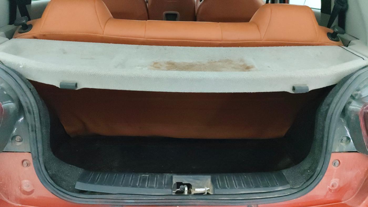 2016 Mahindra Kuv100 K4 6 STR, Petrol, Manual, 68,349 km, Boot Inside