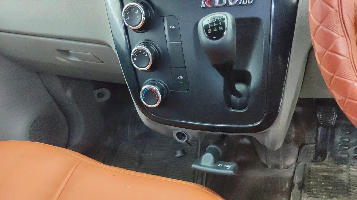 2016 Mahindra Kuv100 K4 6 STR, Petrol, Manual, 68,349 km, Gear Lever