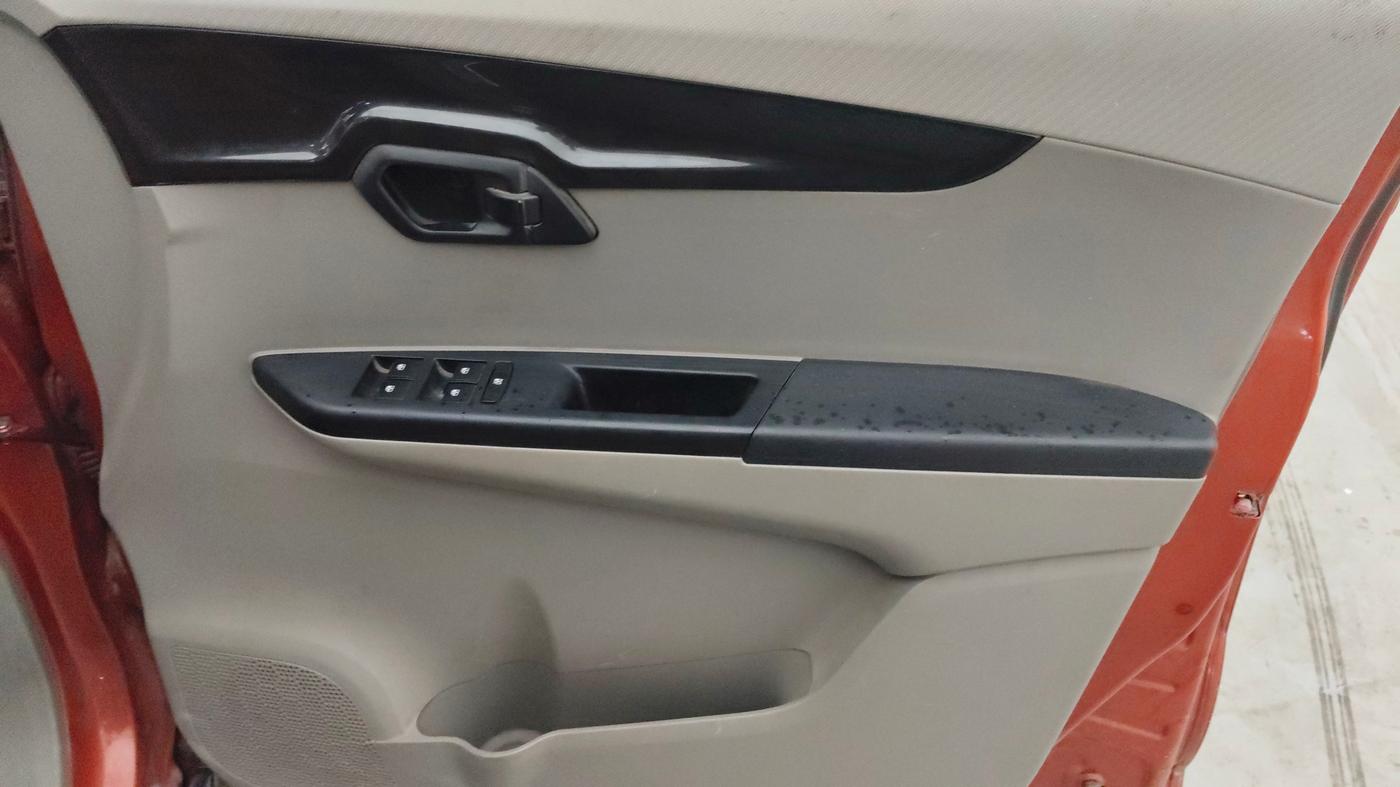 2016 Mahindra Kuv100 K4 6 STR, Petrol, Manual, 68,349 km, Driver Side Door Panels Control