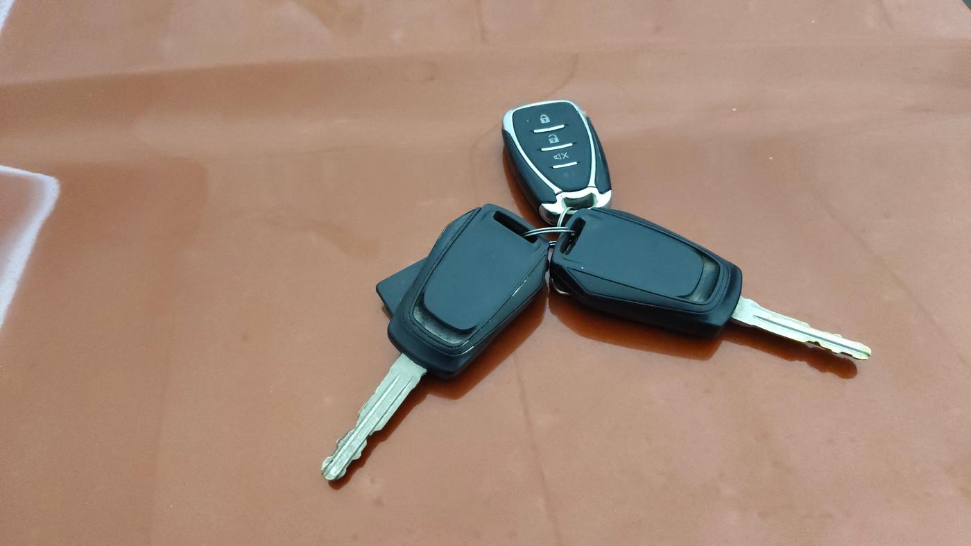 2016 Mahindra Kuv100 K4 6 STR, Petrol, Manual, 68,349 km, Key Close Up