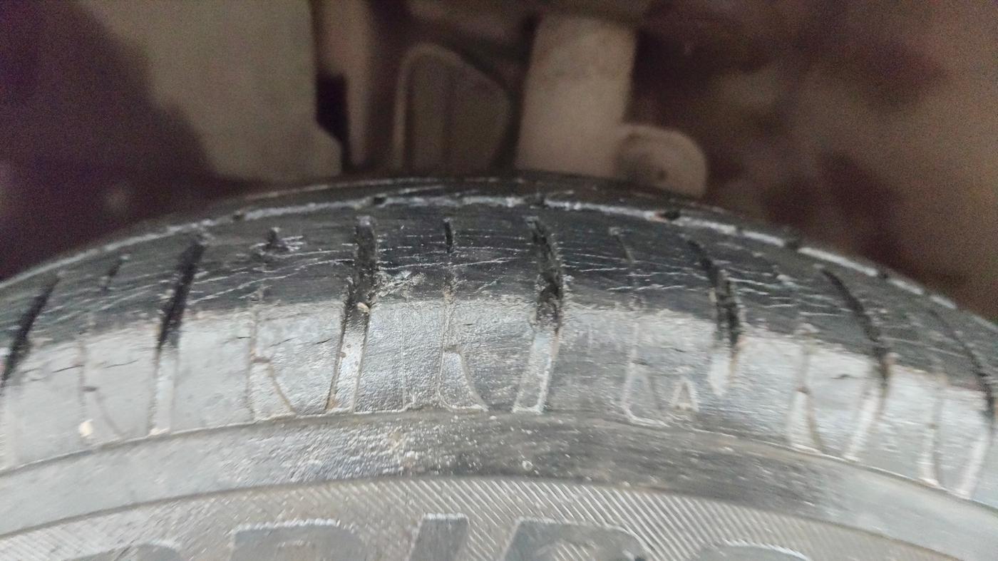 2016 Mahindra Kuv100 K4 6 STR, Petrol, Manual, 68,349 km, Left Front Tyre Tread