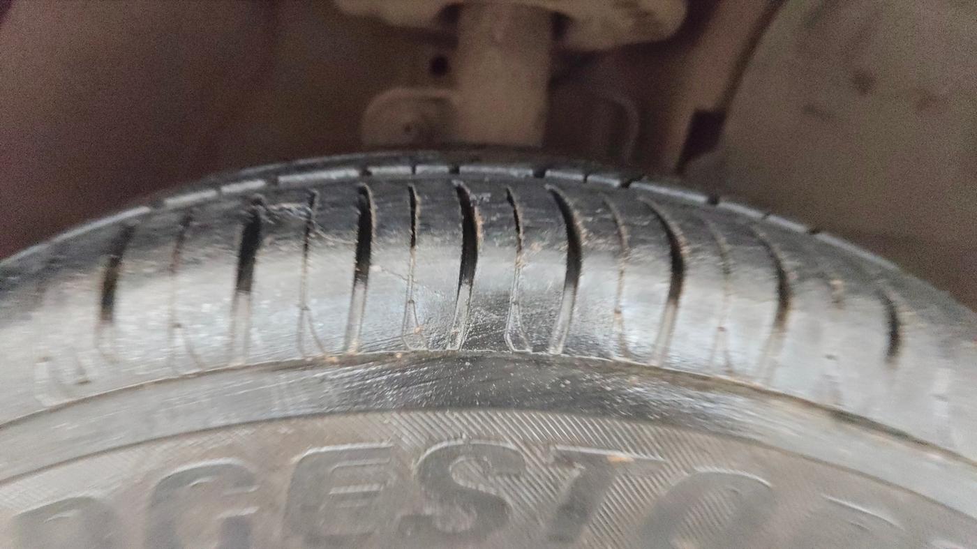 2016 Mahindra Kuv100 K4 6 STR, Petrol, Manual, 68,349 km, Right Front Tyre Tread