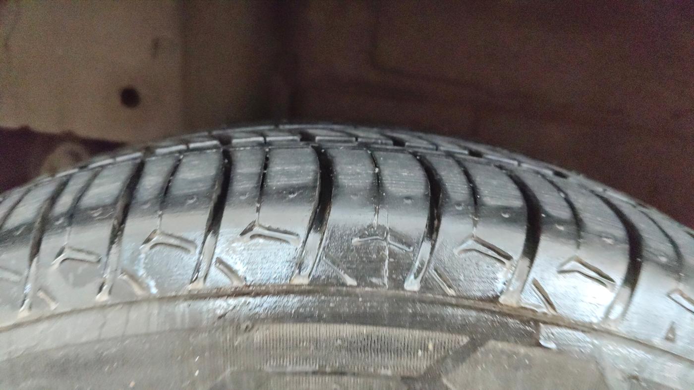 2016 Mahindra Kuv100 K4 6 STR, Petrol, Manual, 68,349 km, Right Rear Tyre Tread