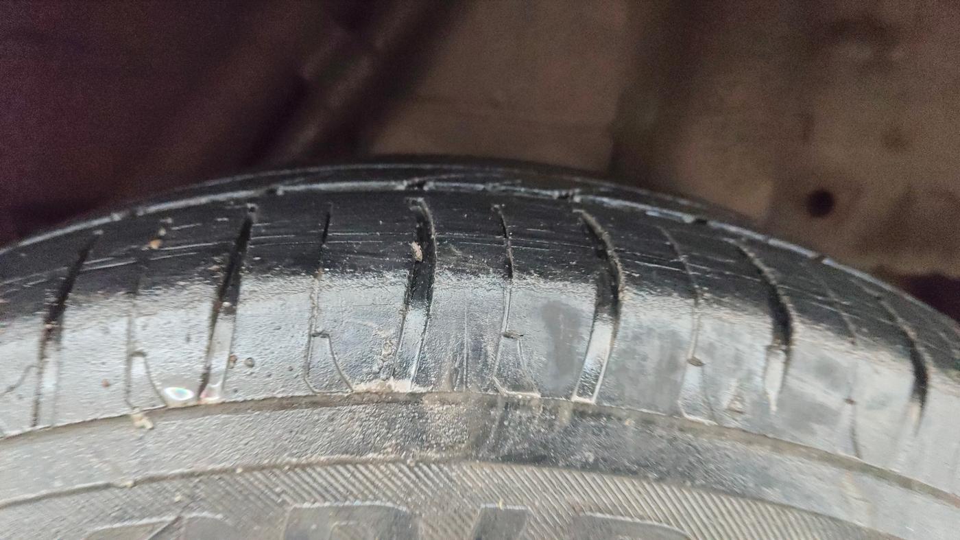 2016 Mahindra Kuv100 K4 6 STR, Petrol, Manual, 68,349 km, Left Rear Tyre Tread