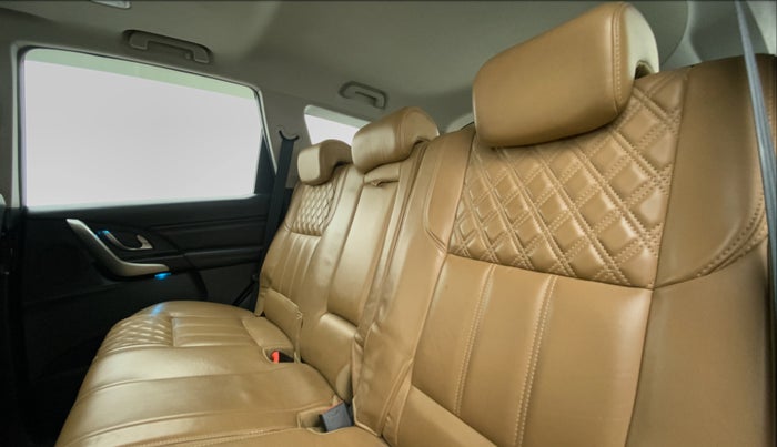 2019 Mahindra XUV500 W11 (O) AT, Diesel, Automatic, 52,460 km, Right Side Rear Door Cabin