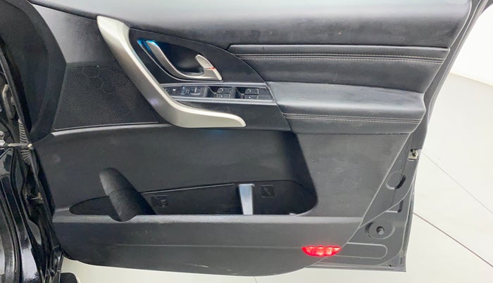 2019 Mahindra XUV500 W11 (O) AT, Diesel, Automatic, 52,460 km, Driver Side Door Panels Control