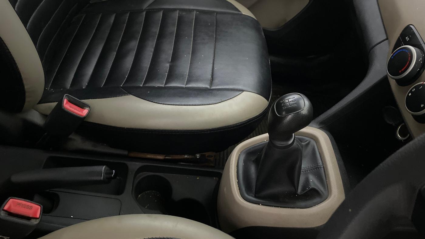 2017 Hyundai Xcent E+, CNG, Manual, 74,808 km, Gear Lever