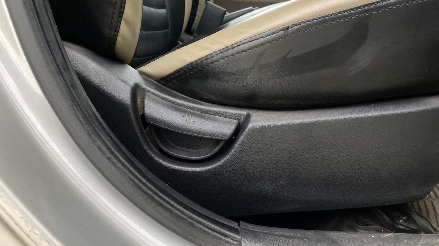2017 Hyundai Xcent E+, CNG, Manual, 74,808 km, Driver Side Adjustment Panel