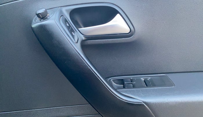 2020 Volkswagen Polo COMFORTLINE 1.0L TSI, Petrol, Manual, 70,362 km, Driver Side Door Panels Control