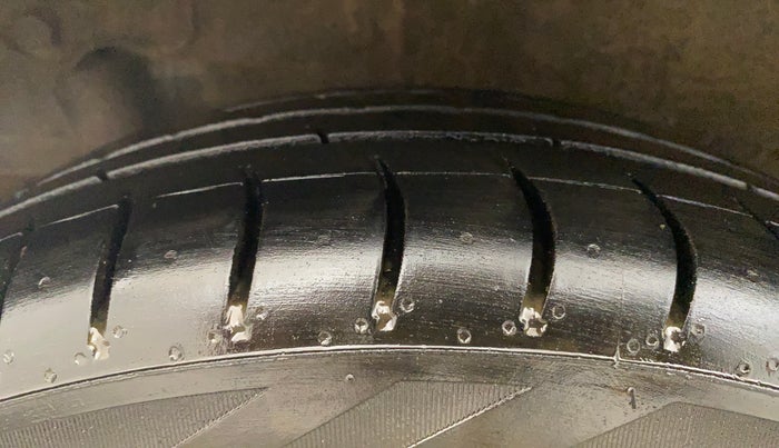 2015 Maruti Wagon R 1.0 VXI AMT, CNG, Automatic, 74,689 km, Right Rear Tyre Tread