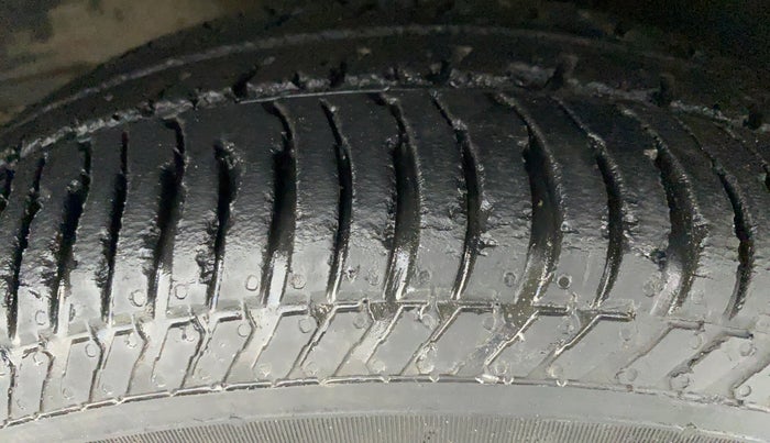 2012 Toyota Corolla Altis G, Petrol, Manual, 88,098 km, Left Front Tyre Tread