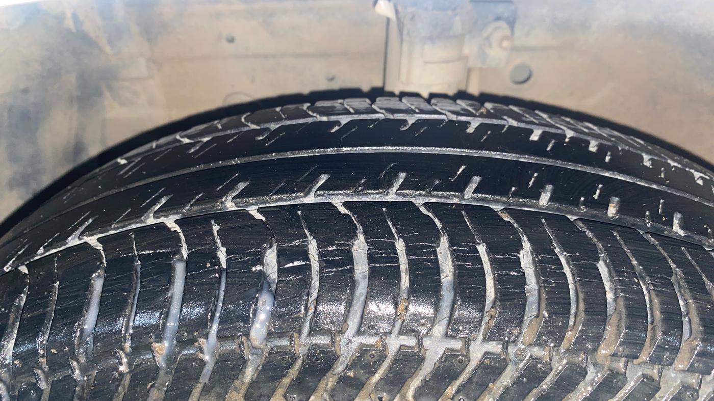 2013 Maruti Swift VXI, Petrol, Manual, 37,914 km, Left Front Tyre Tread