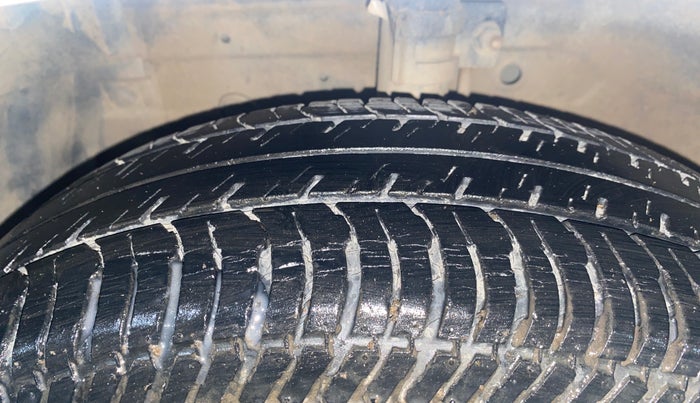 2013 Maruti Swift VXI, Petrol, Manual, 37,914 km, Left Front Tyre Tread