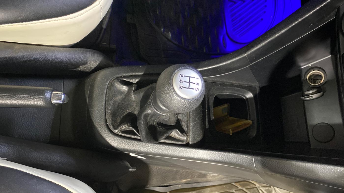 2013 Maruti Swift VXI, Petrol, Manual, 37,914 km, Gear Lever