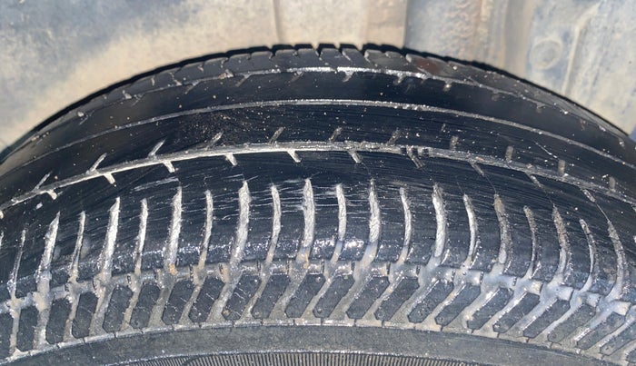 2013 Maruti Swift VXI, Petrol, Manual, 37,914 km, Left Rear Tyre Tread