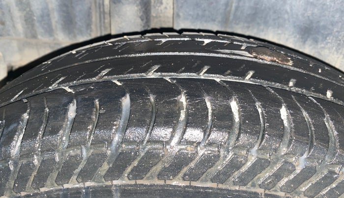2013 Maruti Swift VXI, Petrol, Manual, 37,914 km, Right Rear Tyre Tread