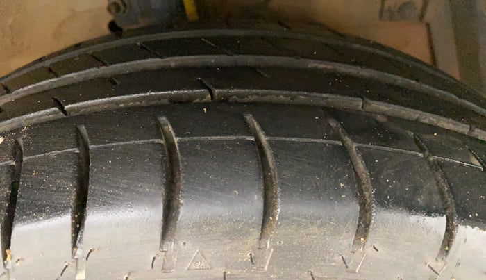 2012 Maruti Ertiga VDI, Diesel, Manual, 1,10,723 km, Right Front Tyre Tread