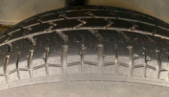 2010 Maruti Swift VXI, Petrol, Manual, 73,531 km, Right Rear Tyre Tread