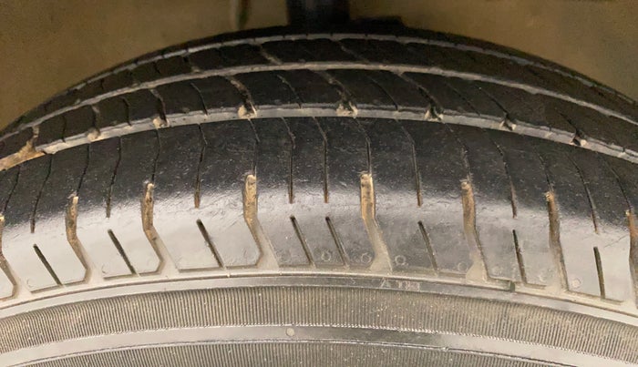 2010 Maruti Swift VXI, Petrol, Manual, 73,531 km, Right Front Tyre Tread