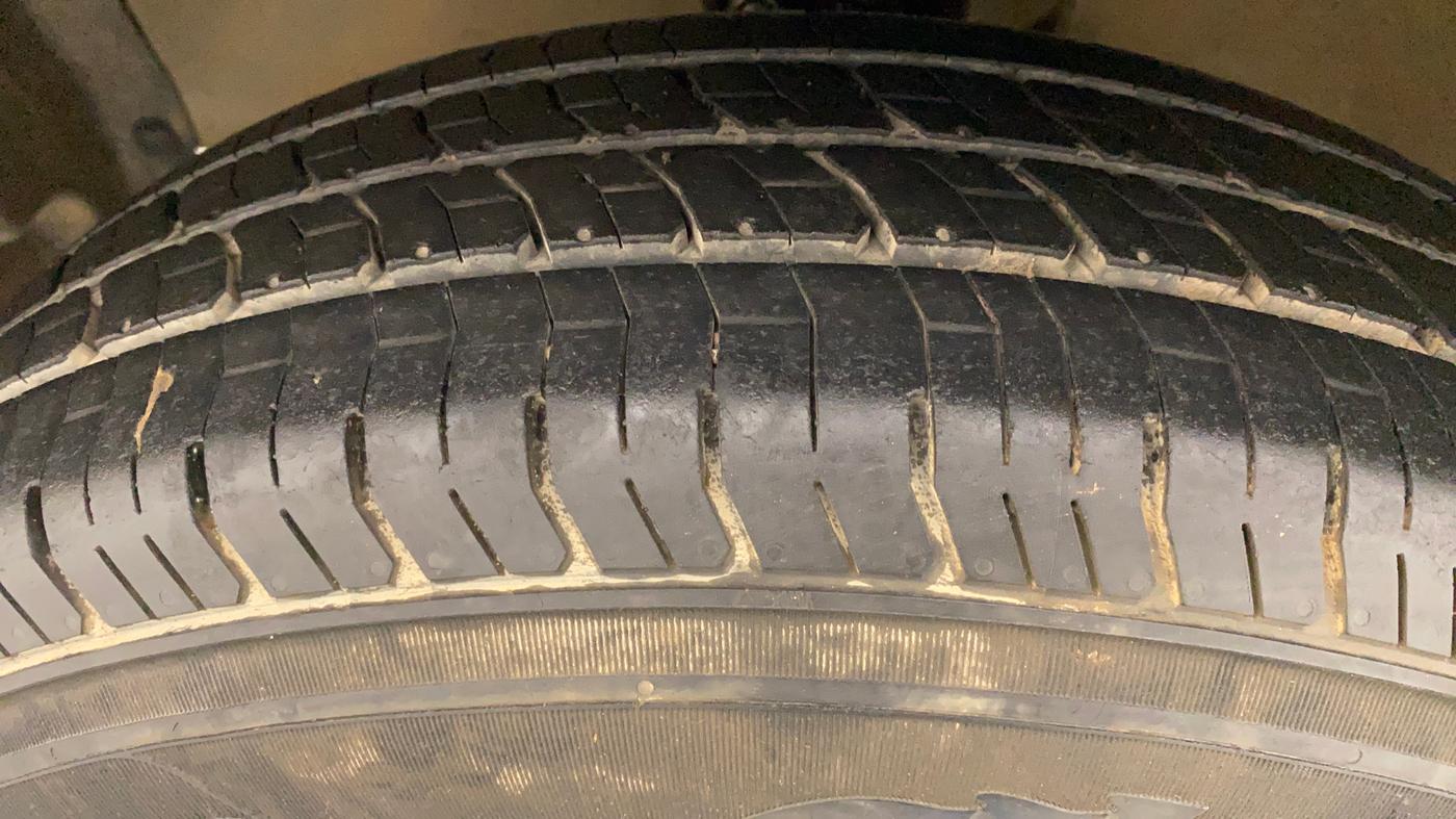2010 Maruti Swift VXI, Petrol, Manual, 73,531 km, Left Front Tyre Tread