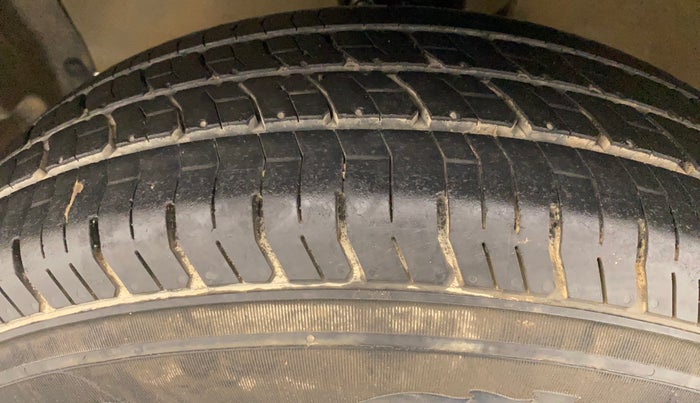 2010 Maruti Swift VXI, Petrol, Manual, 73,531 km, Left Front Tyre Tread