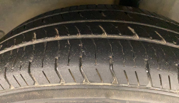 2010 Maruti Swift VXI, Petrol, Manual, 73,531 km, Left Rear Tyre Tread