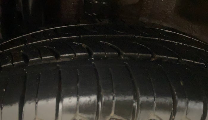 2014 Fiat Grand Punto DYNAMIC 1.3, Diesel, Manual, 1,12,238 km, Right Rear Tyre Tread