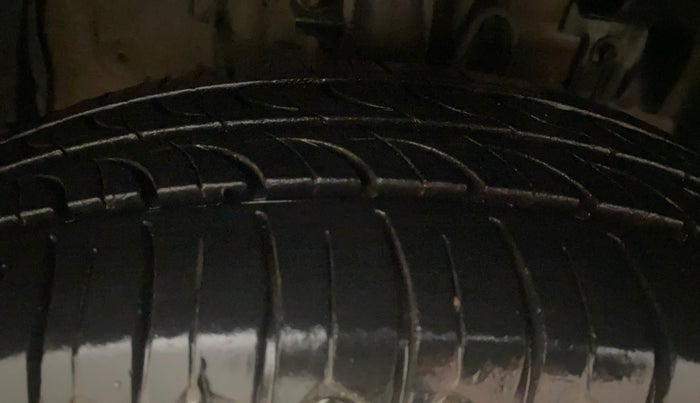 2014 Fiat Grand Punto DYNAMIC 1.3, Diesel, Manual, 1,12,238 km, Right Front Tyre Tread