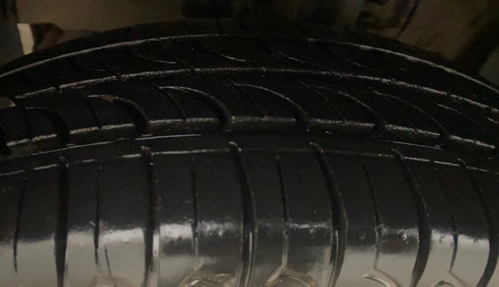 2014 Fiat Grand Punto DYNAMIC 1.3, Diesel, Manual, 1,12,238 km, Left Front Tyre Tread