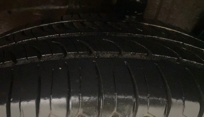 2014 Fiat Grand Punto DYNAMIC 1.3, Diesel, Manual, 1,12,238 km, Left Rear Tyre Tread