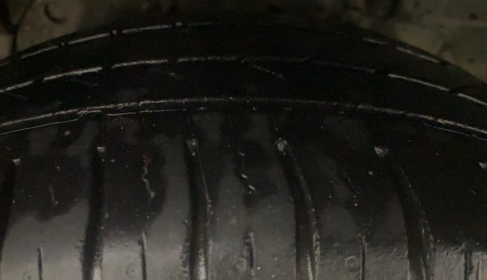 2016 Ford New Figo TREND 1.2 PETROL, Petrol, Manual, 79,879 km, Left Front Tyre Tread