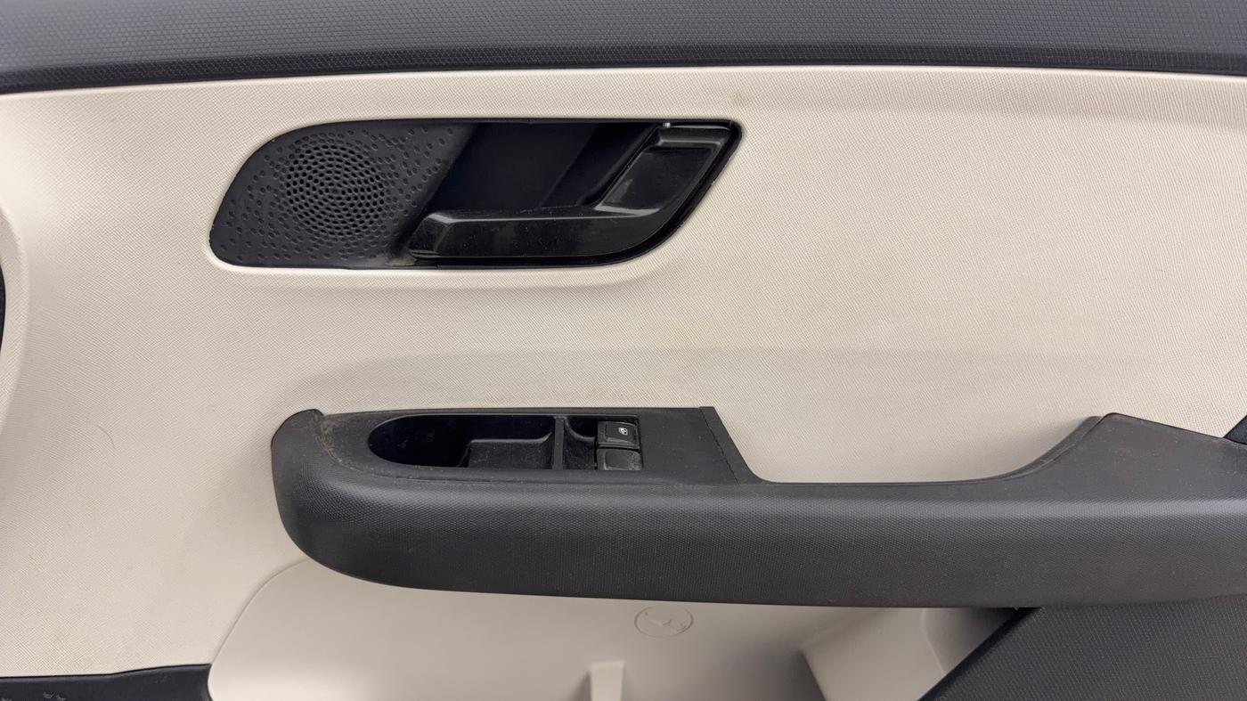 2024 Tata ALTROZ XE CNG, CNG, Manual, 17,446 km, Driver Side Door Panels Control