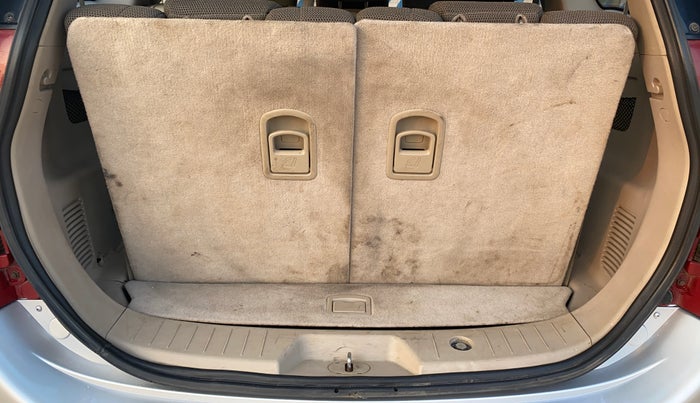 2017 Mahindra XUV500 W6, Diesel, Manual, 1,18,431 km, Boot Inside