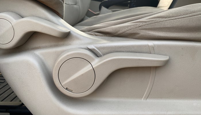 2017 Mahindra XUV500 W6, Diesel, Manual, 1,18,431 km, Driver Side Adjustment Panel