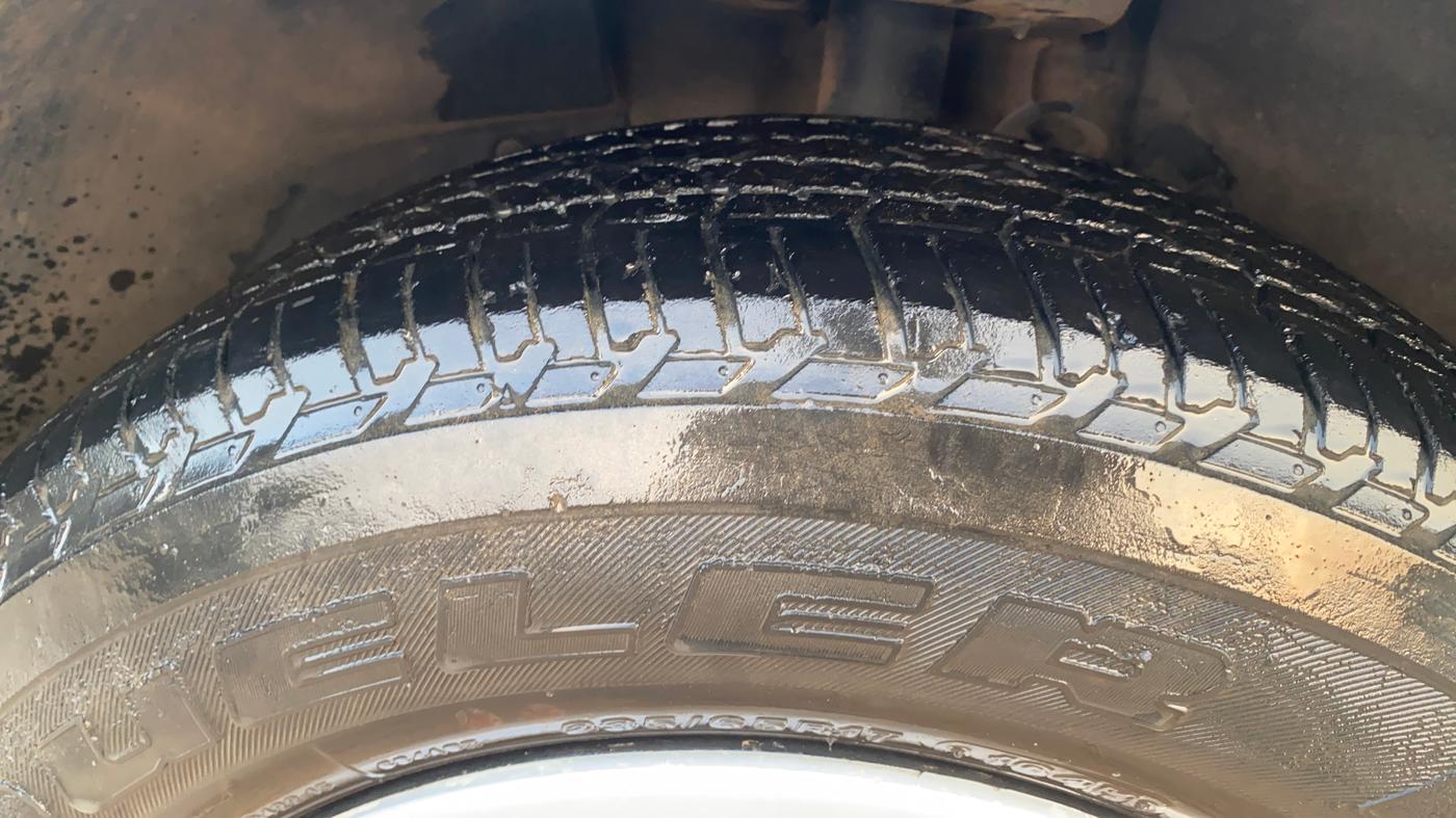 2017 Mahindra XUV500 W6, Diesel, Manual, 1,18,431 km, Left Front Tyre Tread