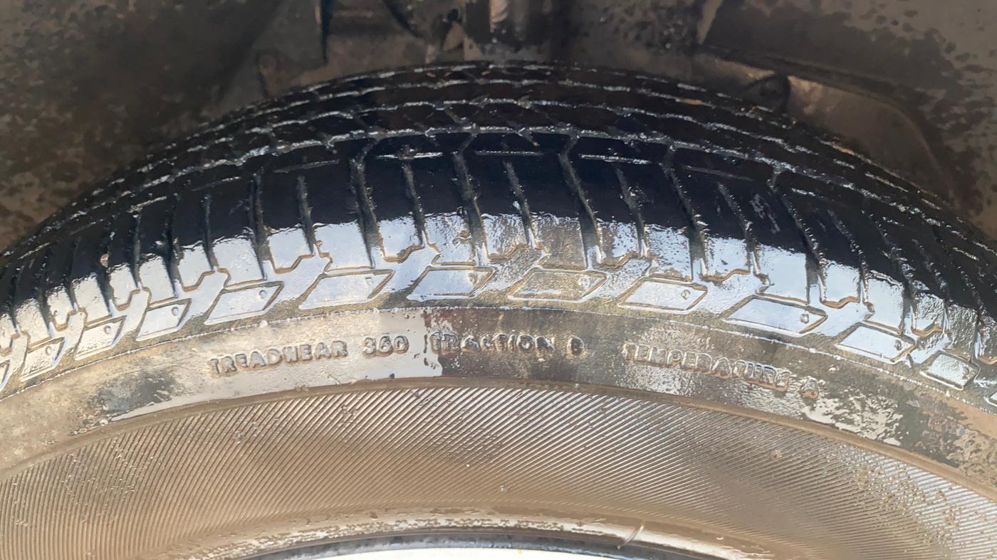 2017 Mahindra XUV500 W6, Diesel, Manual, 1,18,431 km, Right Front Tyre Tread