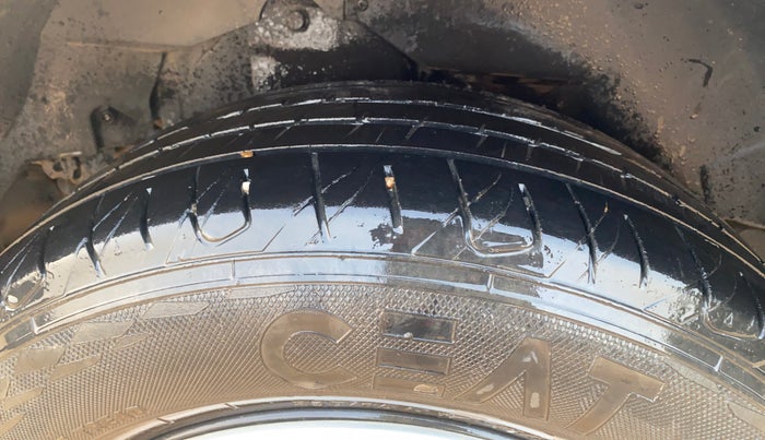 2017 Mahindra XUV500 W6, Diesel, Manual, 1,18,431 km, Right Rear Tyre Tread