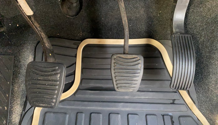 2017 Mahindra XUV500 W6, Diesel, Manual, 1,18,431 km, Pedals