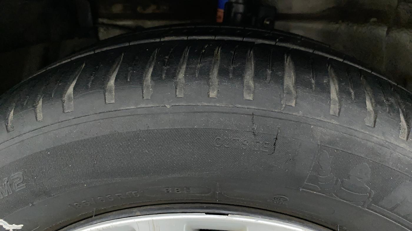 2016 Maruti Ciaz VDI+ SHVS, Diesel, Manual, 79,597 km, Left Front Tyre Tread