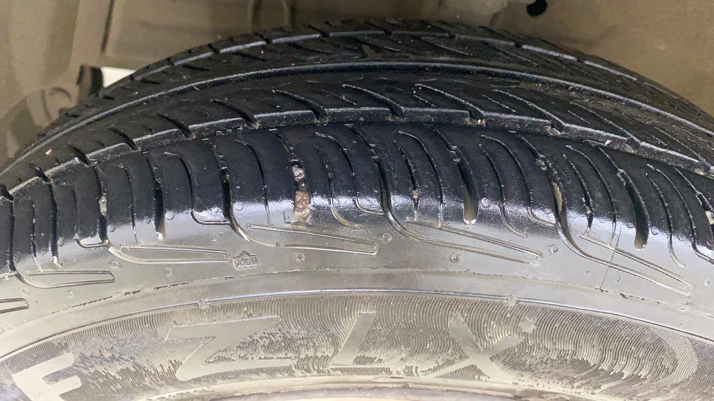 2017 Maruti Swift VXI, Petrol, Manual, 26,713 km, Left Front Tyre Tread