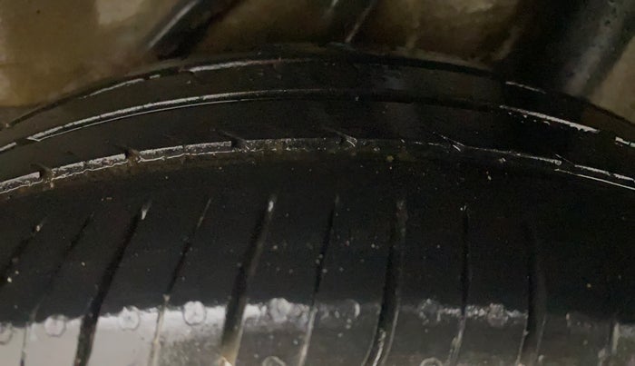 2015 Honda Amaze 1.2L I-VTEC SX, Petrol, Manual, 1,43,226 km, Left Rear Tyre Tread