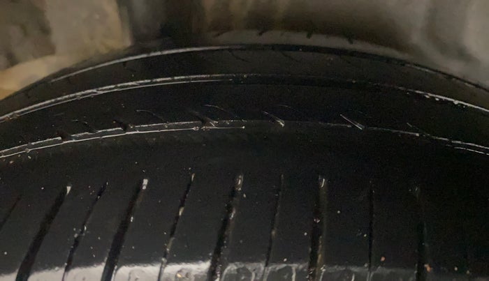 2015 Honda Amaze 1.2L I-VTEC SX, Petrol, Manual, 1,43,226 km, Right Rear Tyre Tread