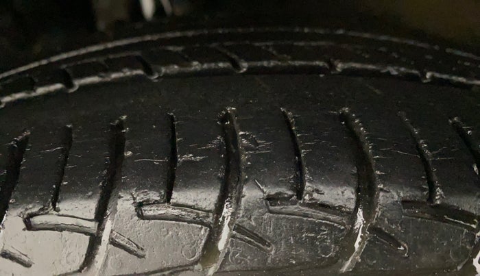 2017 Maruti Baleno DELTA PETROL 1.2, Petrol, Manual, 49,903 km, Left Front Tyre Tread