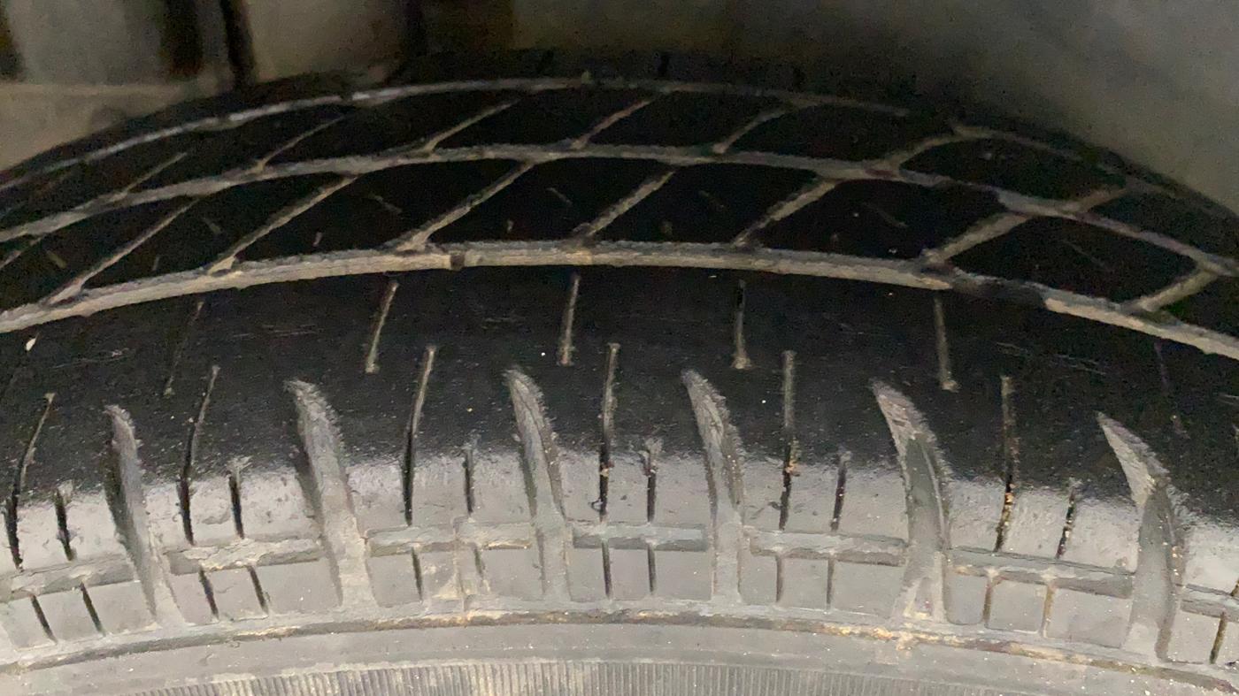 2013 Maruti Swift VXI, Petrol, Manual, 1,27,918 km, Right Rear Tyre Tread